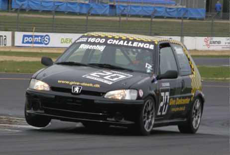 Måske er 1600 Challenge klassen nok den motorsvageste klasse i danske motorsport, men her beviser Ejnar Rosenhøj at kørestilen ikke er kedelig af den grund.
(Foto: Motorsporten.dk)